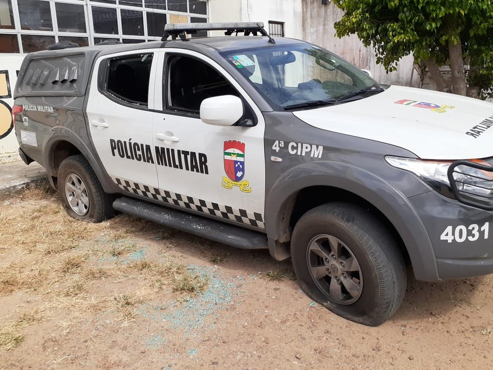 Viatura com pneus furados e vidros quebrados por tiros em São Paulo do Potengi — Foto: Kleber Teixeira/Inter TV Cabugi