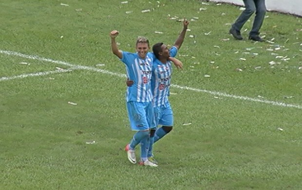 Rafael Oliveira comemora gol sobre o Águia, na goleada bicolor por 6 a 2 (Foto: Reprodução/TV Liberal)