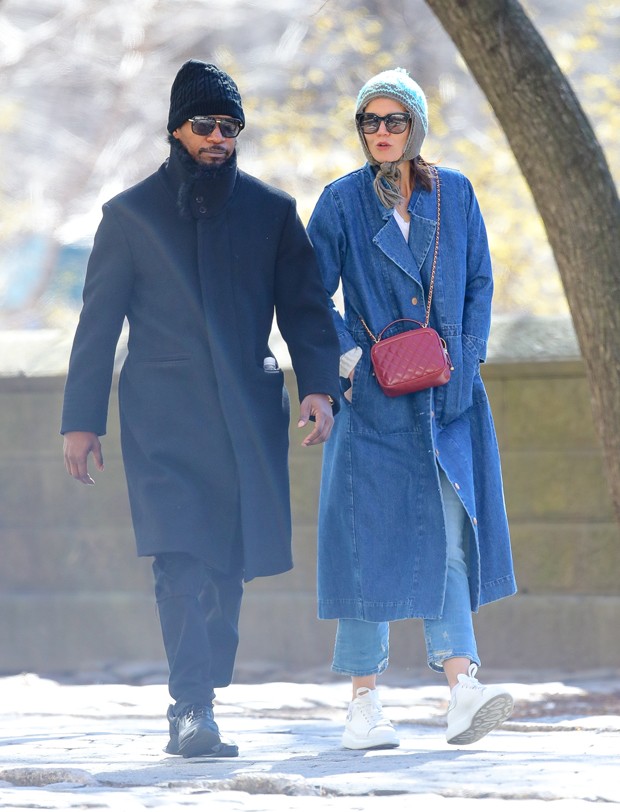 Photo Â© 2019 Splash News/The Grosby GroupPREMIUM EXCLUSIVE260319First Pictures of getting back together of Katie Holmes and Jamie Foxx were spotted taking a romantic stroll by Central Park, right before they couple visit The Metropolitan Museum of  (Foto: Splash News/The Grosby Group)