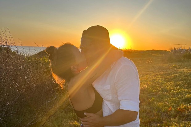 Gabriela Pugliesi e Túlio Dek em pôr do sol romântico (Foto: Instagram/Reprodução)