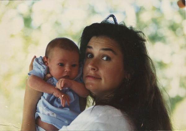 A atriz Demi Moore com a filha Rumer em foto do final dos anos 80 (Foto: Instagram)