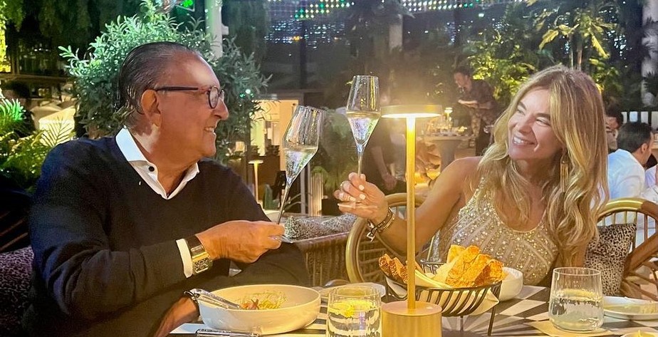 Galvão Bueno em jantar romântico com a esposa, Desirée Soares