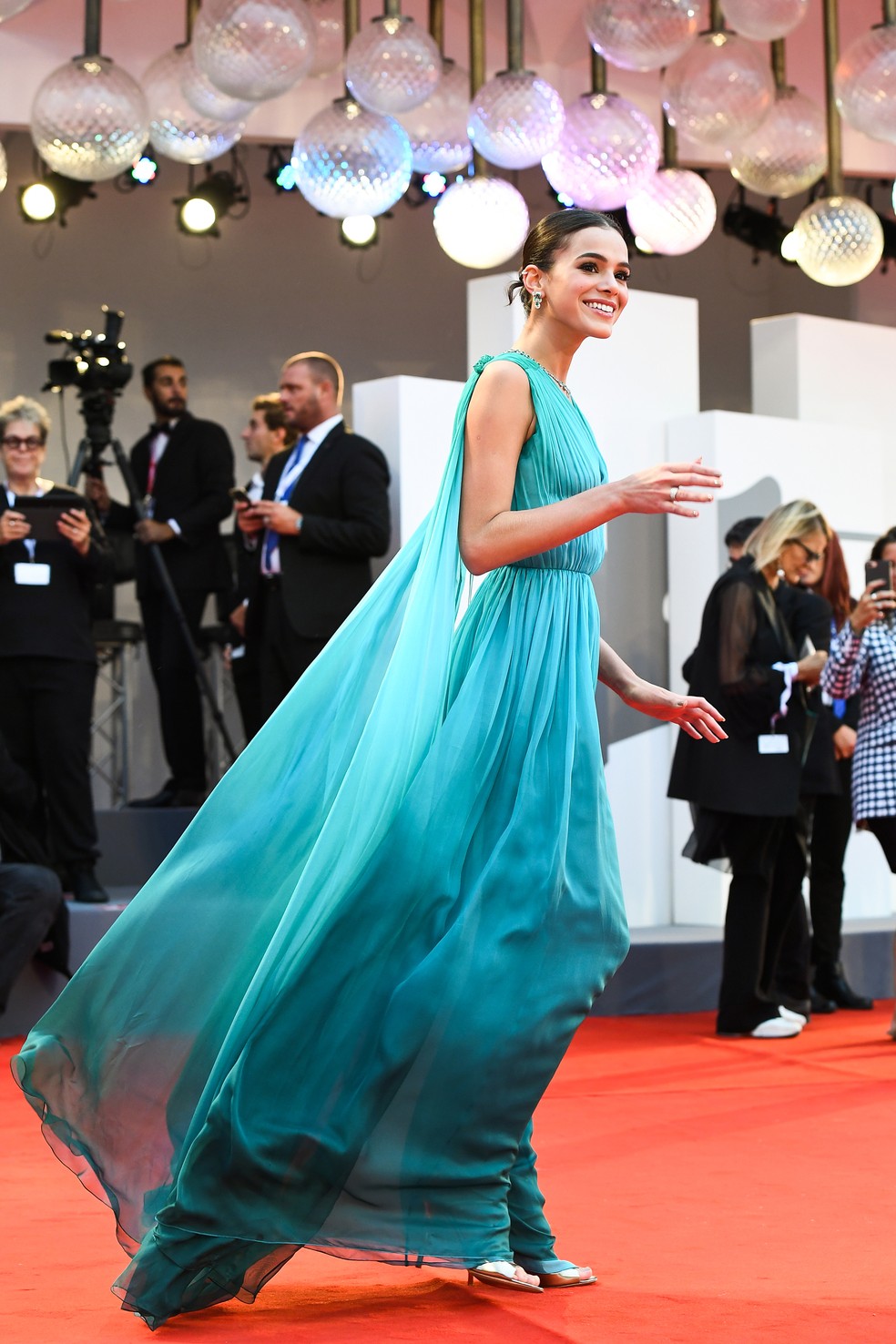 Bruna Marquezine no tapete vermelho do Festival de Cinema de Veneza, na Itália, antes da estreia de 'Nasce uma estrela' (Foto: VINCENZO PINTO / AFP)