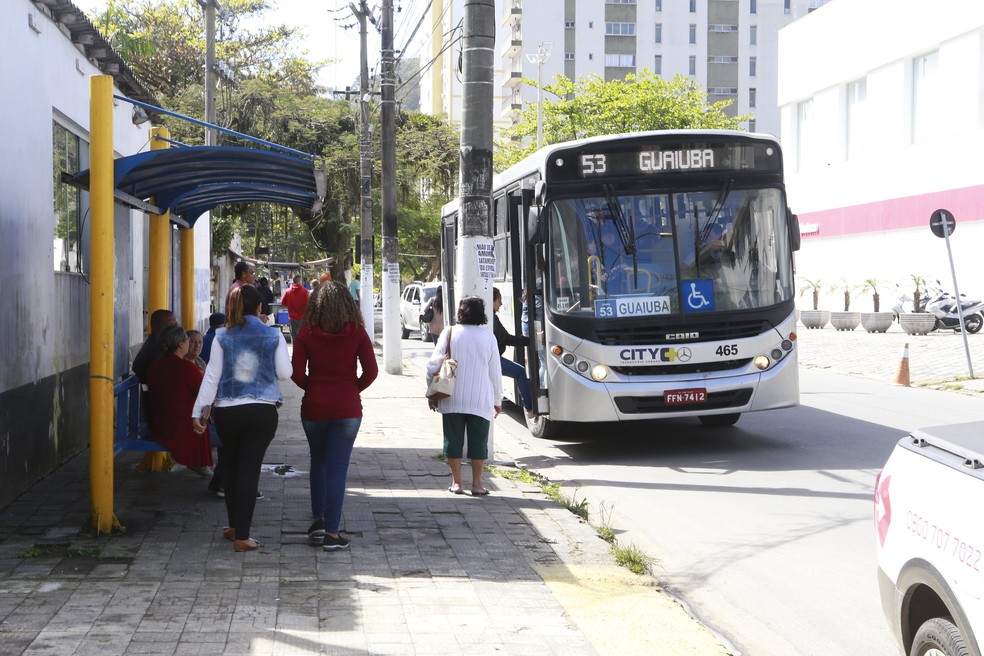 Ponto de ônibus com coletivo da empresa City em Guarujá, SP — Foto: Helder Lima/PMG