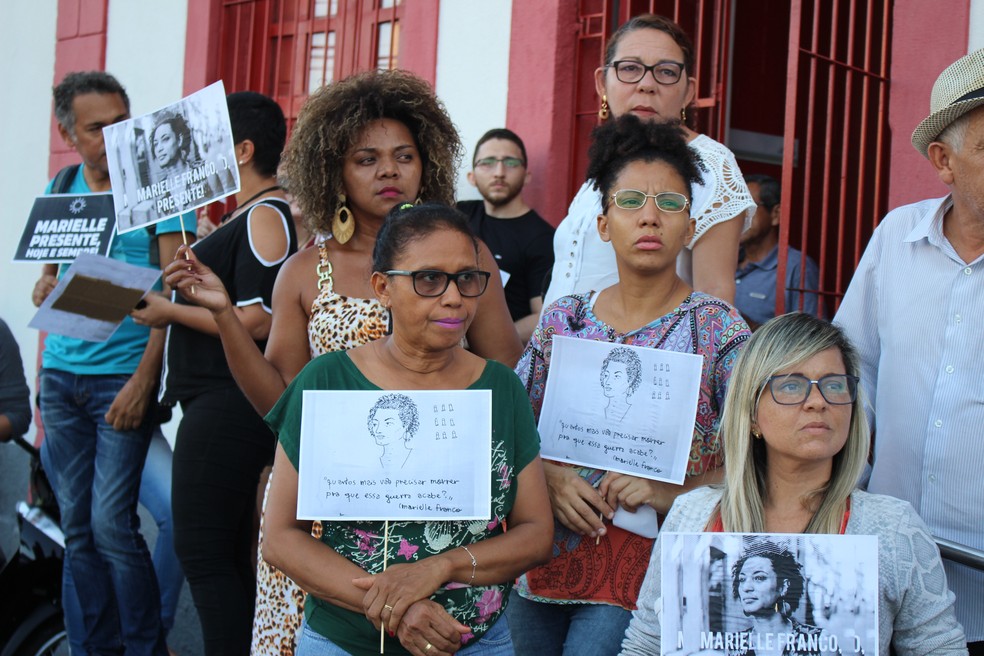 Manifestantes se reuniram em frente a Memorial Esperança Garcia (Foto: José Marcelo / G1 PI)
