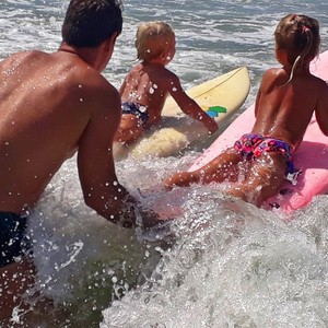 Marcus e os filhos: incentivo ao surf (Foto: Daniel Grubba)