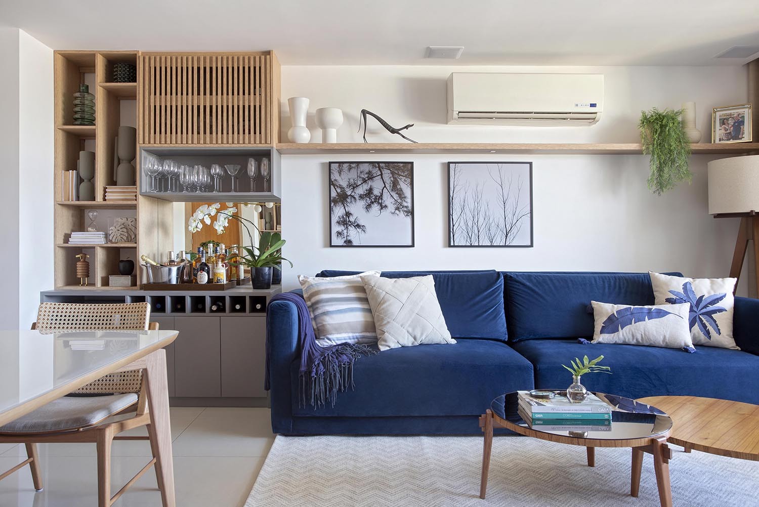LIVING | O sofá azul da Bell Arte é o destaque do projeto acompanhado pela mesa de centro da Abitari (Foto: Raiana Medina / Divulgação)