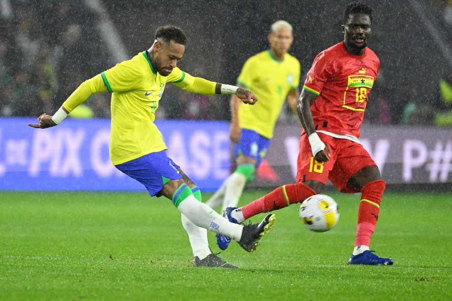 Neymar chuta a bola no amistoso da seleção contra Gana no Oceane Stadium em Le Havre, na França