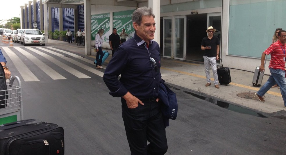 Treinador desembarcou em Salvador na manhã desta quinta-feira (Foto: Rafael Teles)