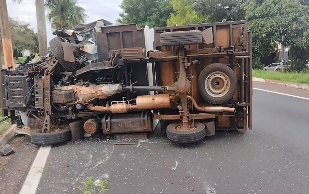 Motorista e passageiro tiveram ferimentos leves — Foto: Arquivo pessoal