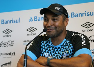 Roger minimiza suspensão e crê em interino: Grêmio está em boas mãos