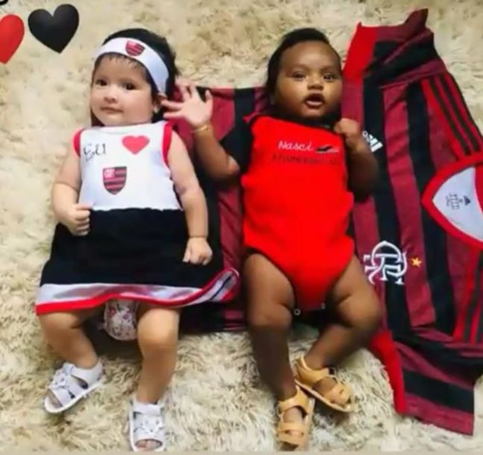 &Aacute;ria Elena e Lucas Caetano usam camisas do Flamengo desde que nasceram &mdash; Foto: Reprodu&ccedil;&atilde;o/Redes Sociais