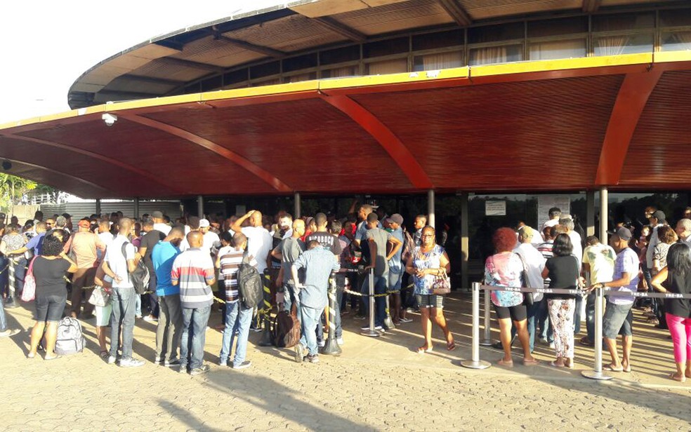 Eleitores aguardam início do atendimento na sede do TRE-BA, em Salvador, no primeiro dia de regularização do título, em 5 de março (Foto: Vanderson Nascimento/ TV Bahia)