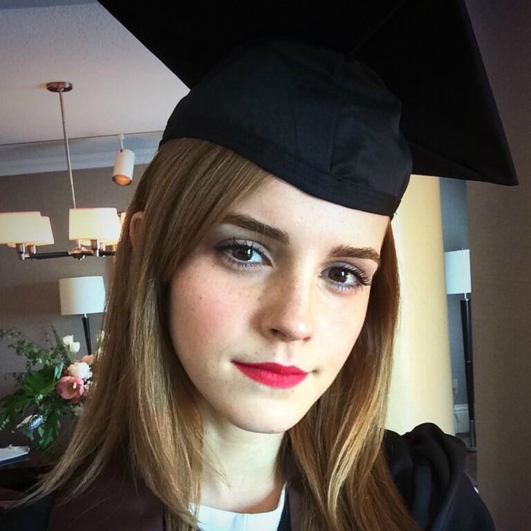 Emma Watson, recém-graduada. (Foto: Twitter)
