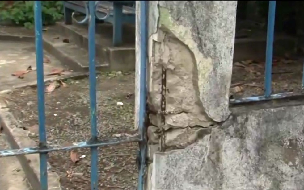 Muro da delegacia de Camacan com ferro à mostra  (Foto: Reprodução/TV Santa Cruz)