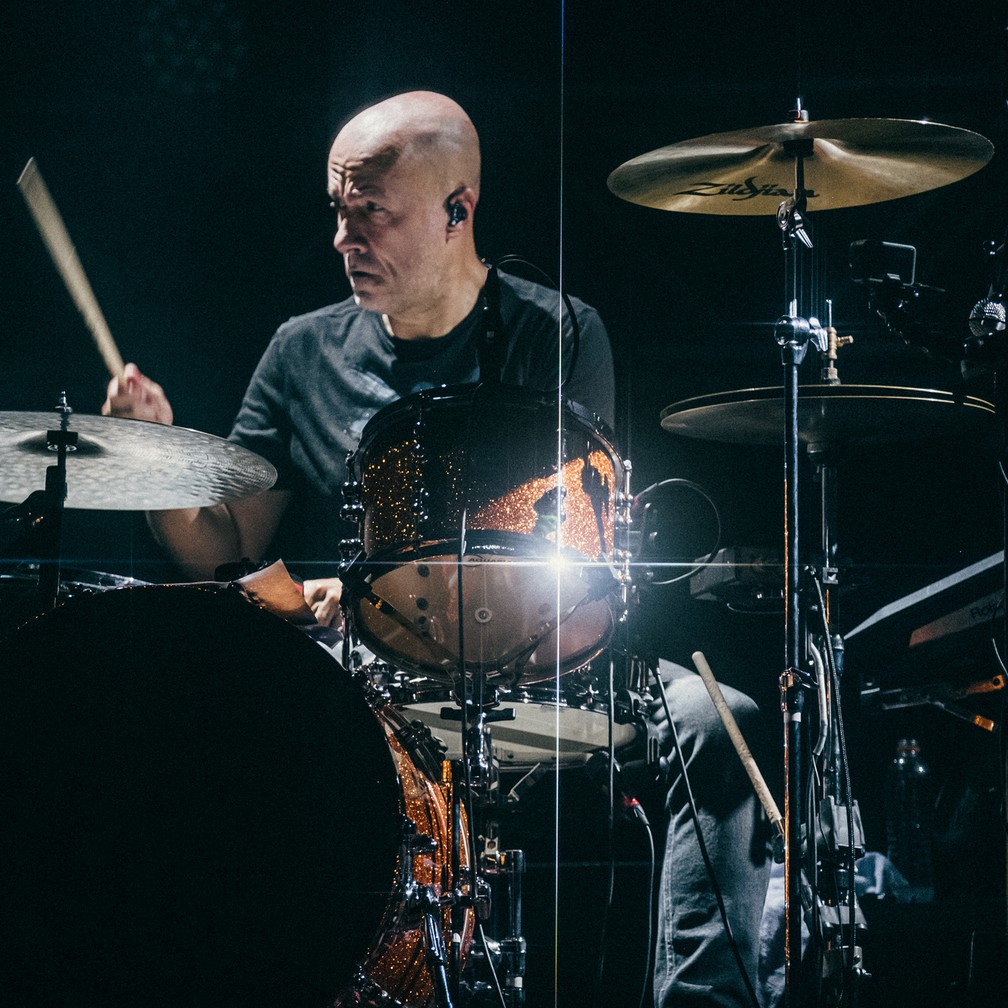 O baterista Haroldo Ferretti em ação no último show do Skank — Foto: Alexandre Stehling / Divulgação