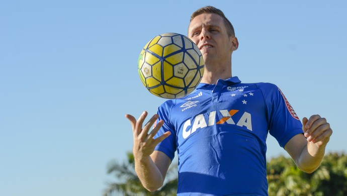 Titular pela primeira vez, Ezequiel quer aproveitar chance e se firmar no time