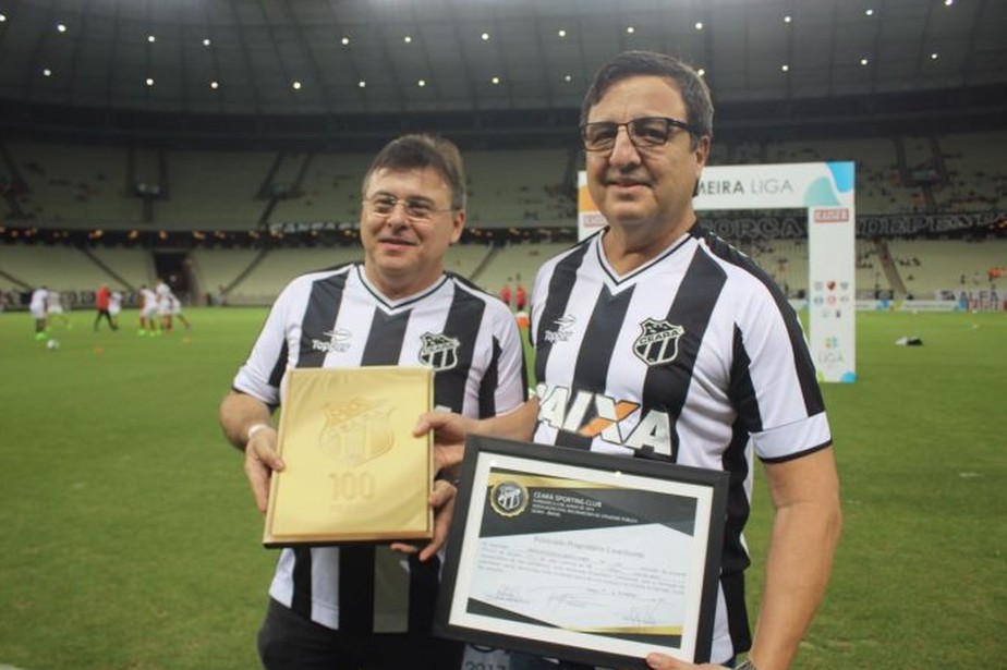 O deputado Danilo Forte (à dir.) recebe título de sócio contribuinte do Ceará