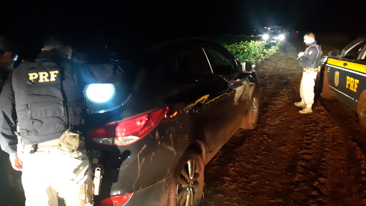 PRF troca tiros e prende dois suspeitos ao perceber tentativa de assalto à van, na BR-277