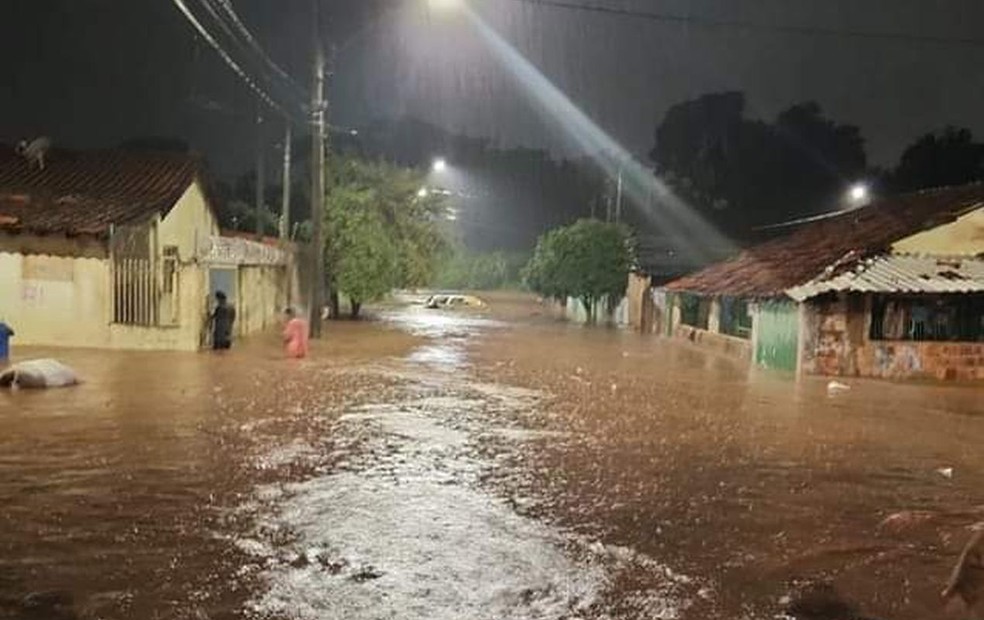 Chuva alagou ruas e casas em Lençóis Paulista na noite de sábado  — Foto: Arquivo pessoal 