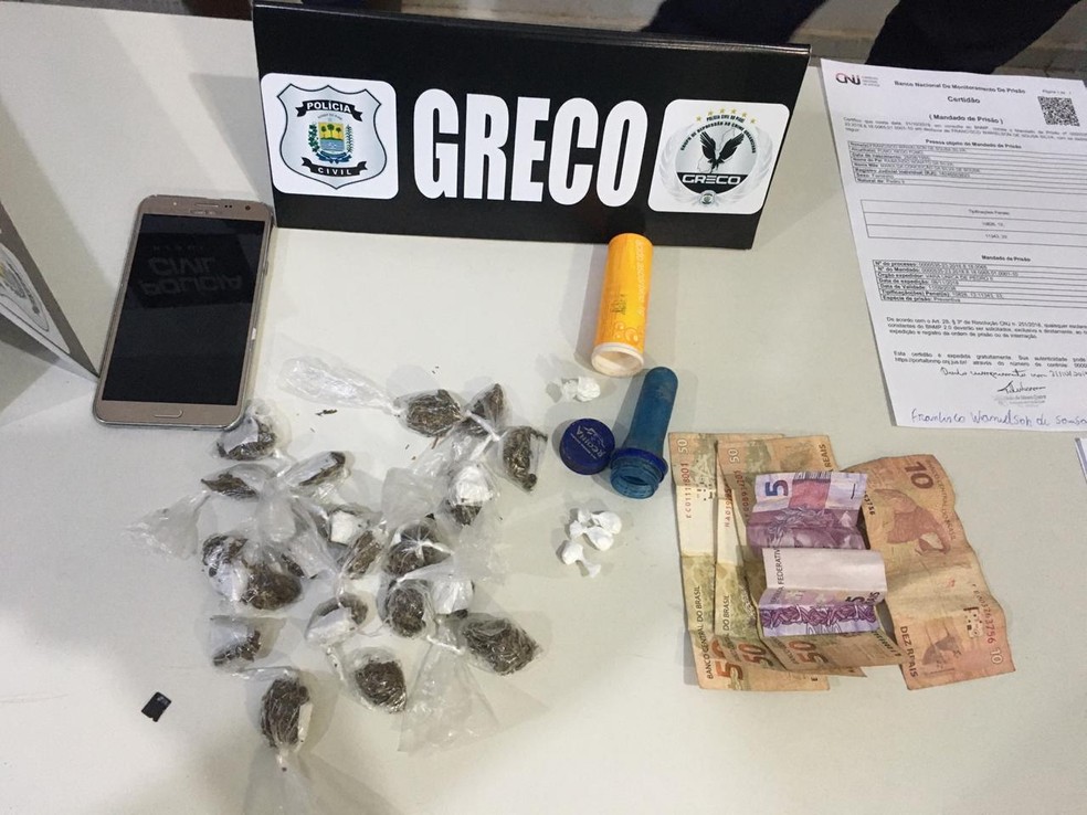 Porções de drogas foram apreendidas por suspeitos de planejar roubos em Teresina — Foto: Murilo Lucena/ TV Clube