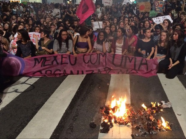 Manifestantes queimam boneco simbolizando Alexandre Frota, durante ato em SP (Foto: Lívia Machado/G1)