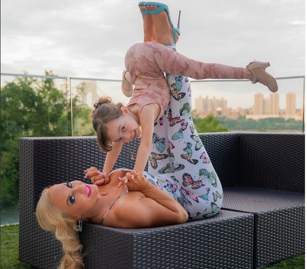A atriz, dançarina, apresentadora e influencer Coco Austin com a filha, fruto de seu casamento com o ator e rapper Ice-T (Foto: Instagram)