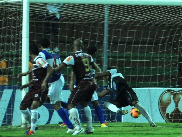 Léo Oliveira marca de cabeça o quarto gol da Desportiva sobre o Atlético-AC (Foto: Chico Guedes/A Gazeta)