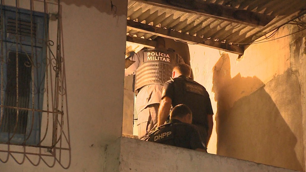 Policiais estiveram na casa onde jovem foi achada morta em Vitória — Foto: Reprodução/TV Gazeta