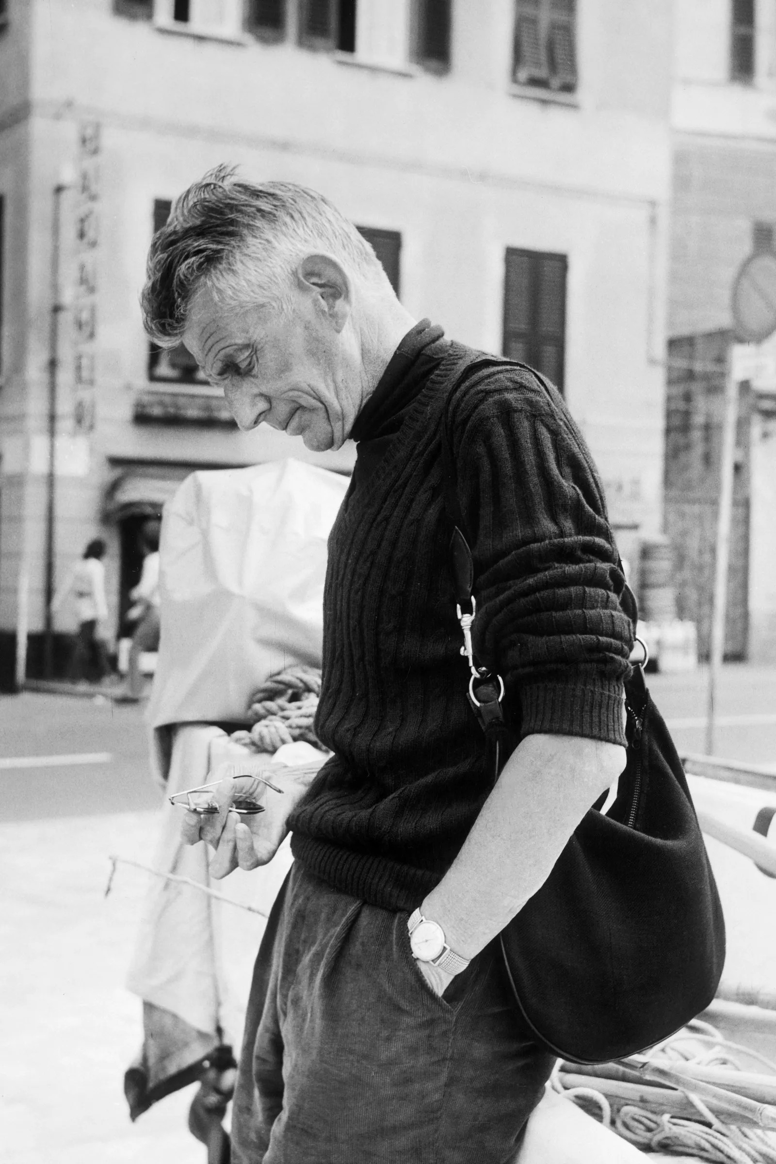 Samuel Beckett e sua bolsa Gucci, 1971 (Foto: Reprodução)
