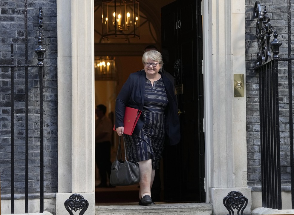 Therese Coffey, atual vice-primeira-ministra do Reino Unido, deixando o gabinete de Liz Truss — Foto: Frank Augstein/AP