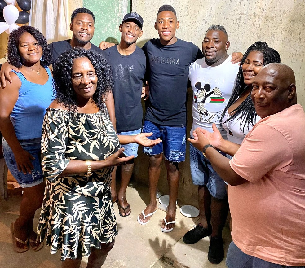 Léo, zagueiro do Vasco, junto com sua família — Foto: Arquivo Pessoal