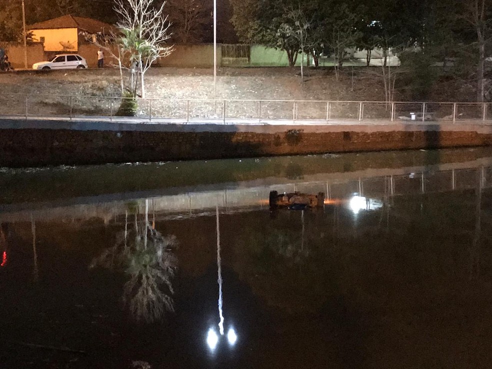 O carro ficou submerso na água — Foto: Reprodução