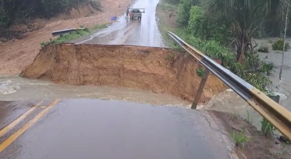 Trecho de estrada que liga comunidades à rodovia AM-010 desaba após forte chuva. — Foto: Divulgação