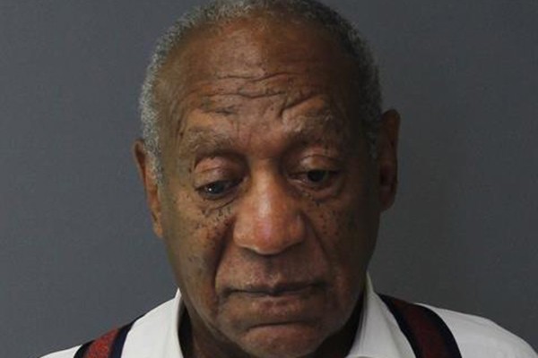 Bill Cosby no momento em que foi conduzido para o presído após julgamento (Foto: getty)