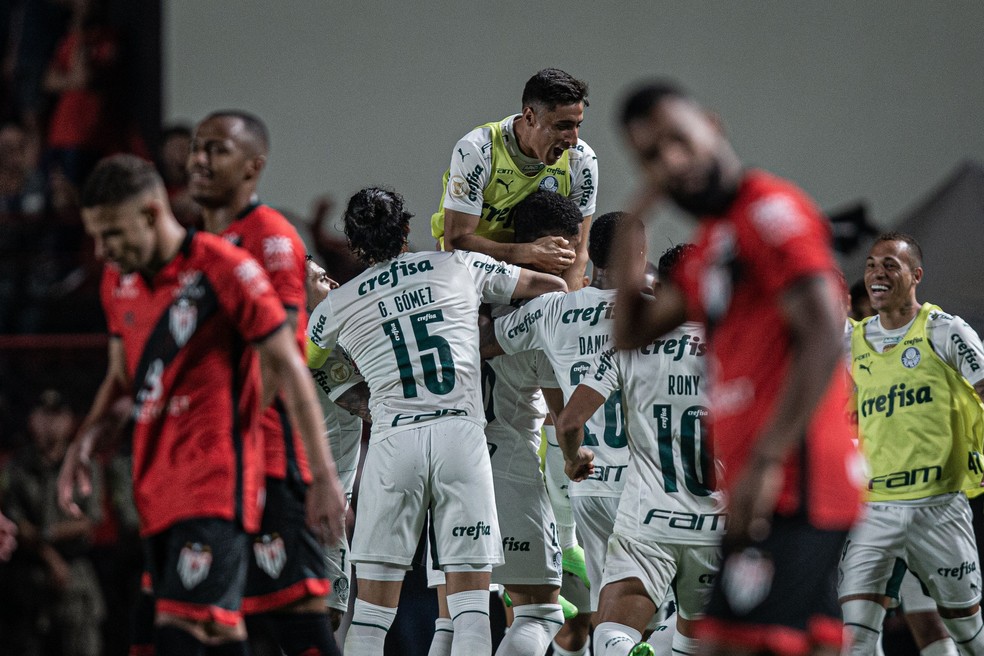 Jogadores do Palmeiras comemora gol de Murilo contra o Atl&eacute;tico-GO &mdash; Foto: Heber Gomes/AGIF