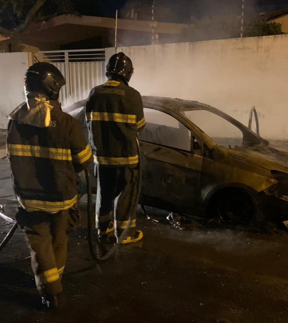 Corpo de bombeiros é acionado para extinguir incêndio em veículo, em Maceió, Alagoas — Foto: CBMAL