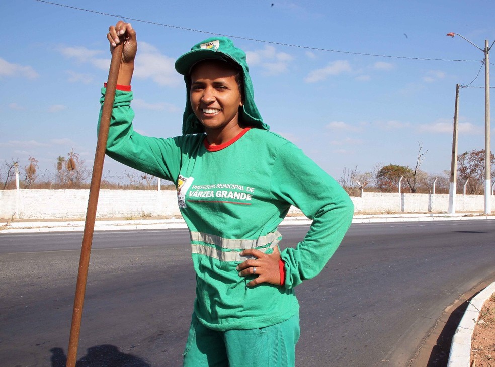 Ketlly Cristina da Silva, de 25 anos, trabalha como gari em Várzea Grande (MT) — Foto: G1 MT