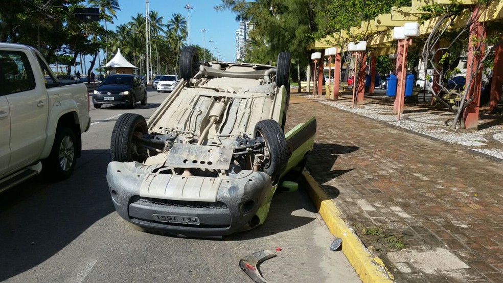 Resultado de imagem para Carro capota após colidir com outro veículo na Zona Sul do Recife