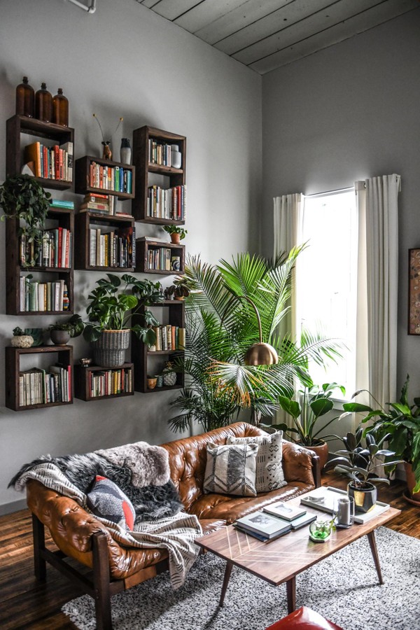 Décor do dia: sala de estar escura na tendência urban jungle - Casa Vogue