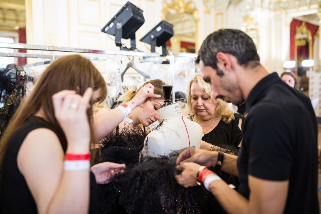 PARIS, FRANCE - JULY 01: Seamstresses work on a dress backstage prior the Ralph&Russo Haute Couture Fall/Winter 2019 2020 show at the British Ambassy as part of Paris Fashion Week on July 01, 2019 in Paris, France. (Photo by Richard Bord/Getty Images) (Foto: Getty Images)
