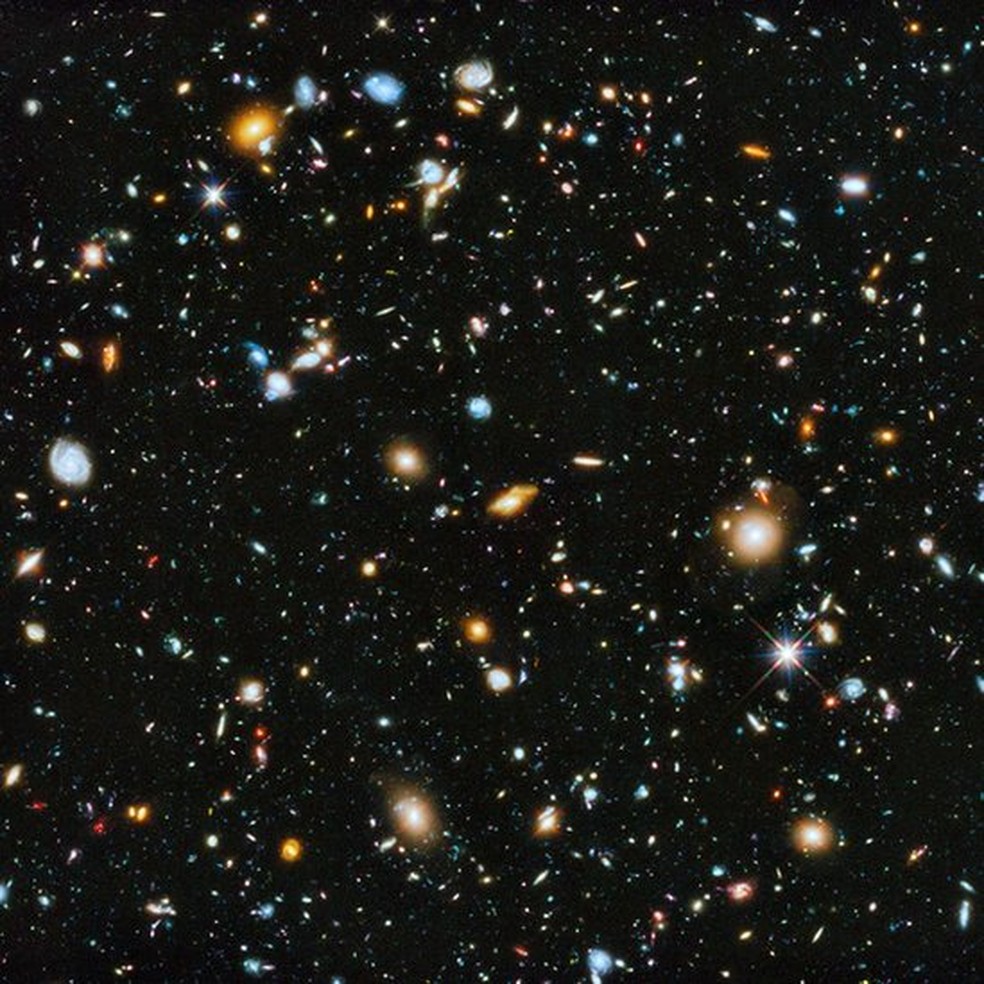 Esta imagem impactante, conhecida como Campo Ultra Profundo do Hubble, é uma montagem de fotos tiradas ao longo de mais de um ano. O que estamos vendo é o Universo quando a luz partiu até alcançar o Hubble, há 13 milhões de anos — Foto: Nasa