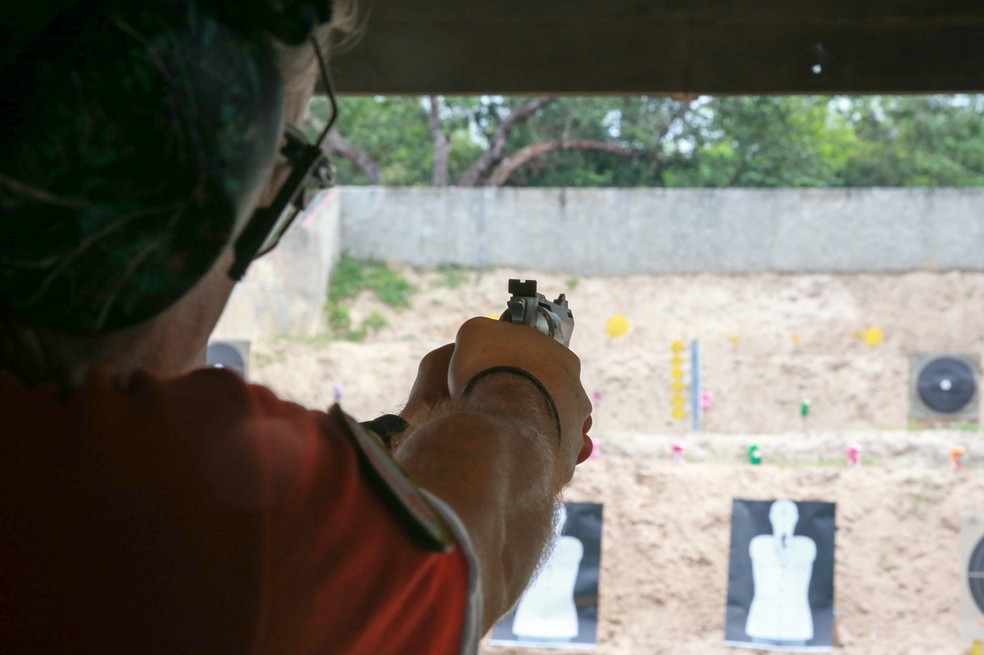 Atirador pratica o tiro esportivo em clube de tiro no Ceará — Foto: Kid Júnior