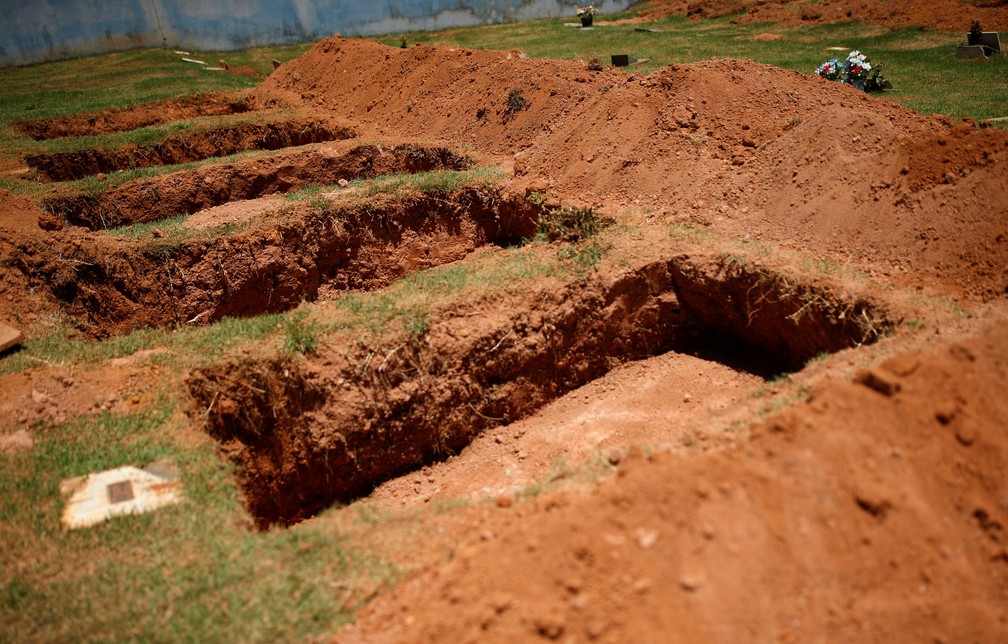Valas sÃ£o abertas para enterro de vÃ­timas do rompimento da barragem â Foto: Adriano Machado