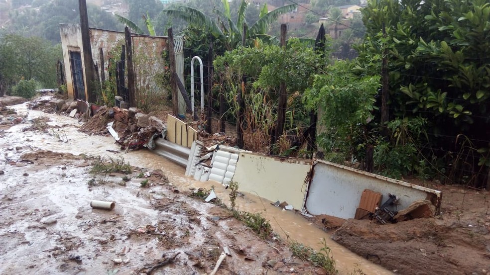 Ruas ficaram alagadas e tomadas por lama em Itamaraju — Foto: Divulgação/Defesa Civil