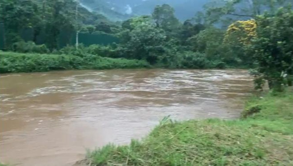 Rio Perequê teve formação de cabeça d'água após chuvas fortes — Foto: Addriana Cutino/G1