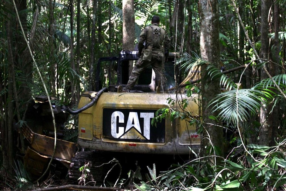 PF destrói maquinário usado em garimpo ilegal no oeste do Pará. — Foto: Divulgação/PF