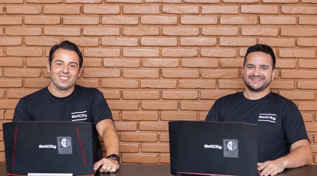 Lorhan Caproni e Gabriel Archanjo, fundadores da BotCity (Foto: Divulgação )