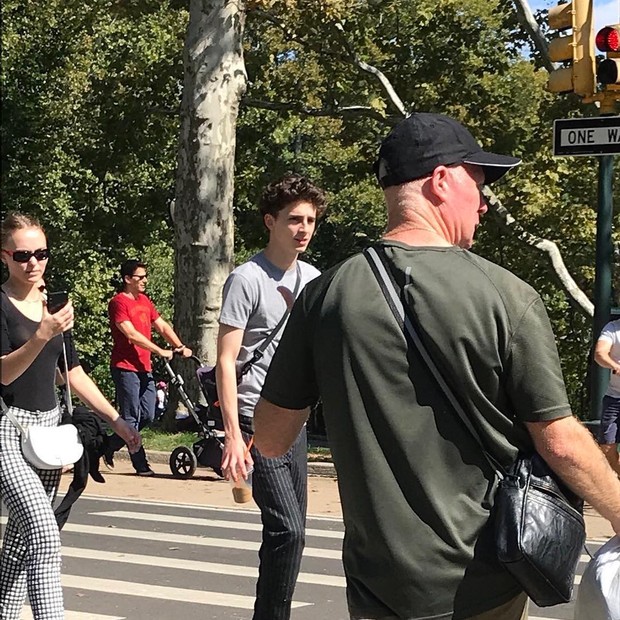 Lily Rose e Timothée Chalamet andando no Central Park (Foto: reprodução/instagram)