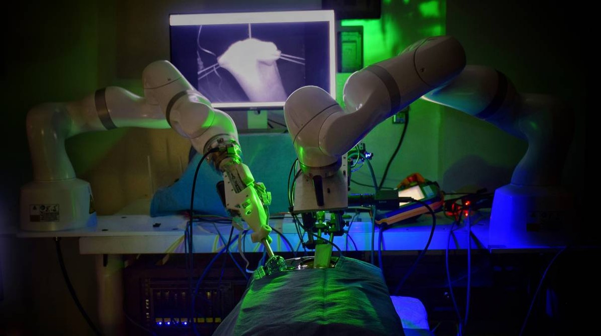 Robô executa cirurgia intestinal complexa sem assistência humana | Robótica